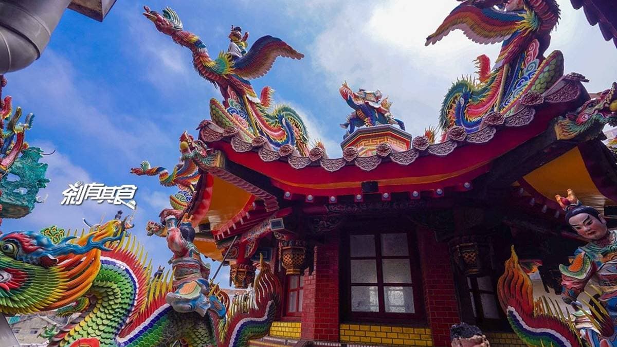 「白沙屯拱天宮」著名的還有屋頂精美的雕刻藝術。（圖片來源：剎有其食）