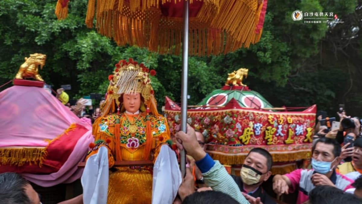 「白沙屯媽祖」在民間擁有「粉紅超跑」之稱。（圖片來源：白沙屯拱天宮臉書粉絲專頁）