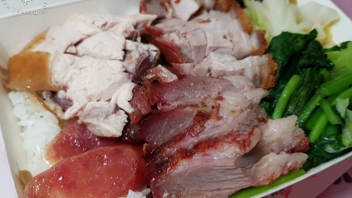 「高記燒臘廚房」外帶便當，肉量也不算少，咬下去還是酥脆帶油香很加分。（圖片來源：米寶麻幸福滿載）