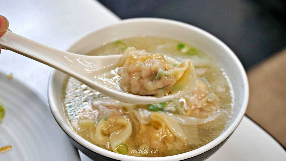 鮮蝦雲吞挺大顆的，湯頭走清淡路線。（圖片來源：水晶安蹄。不務正業過生活）