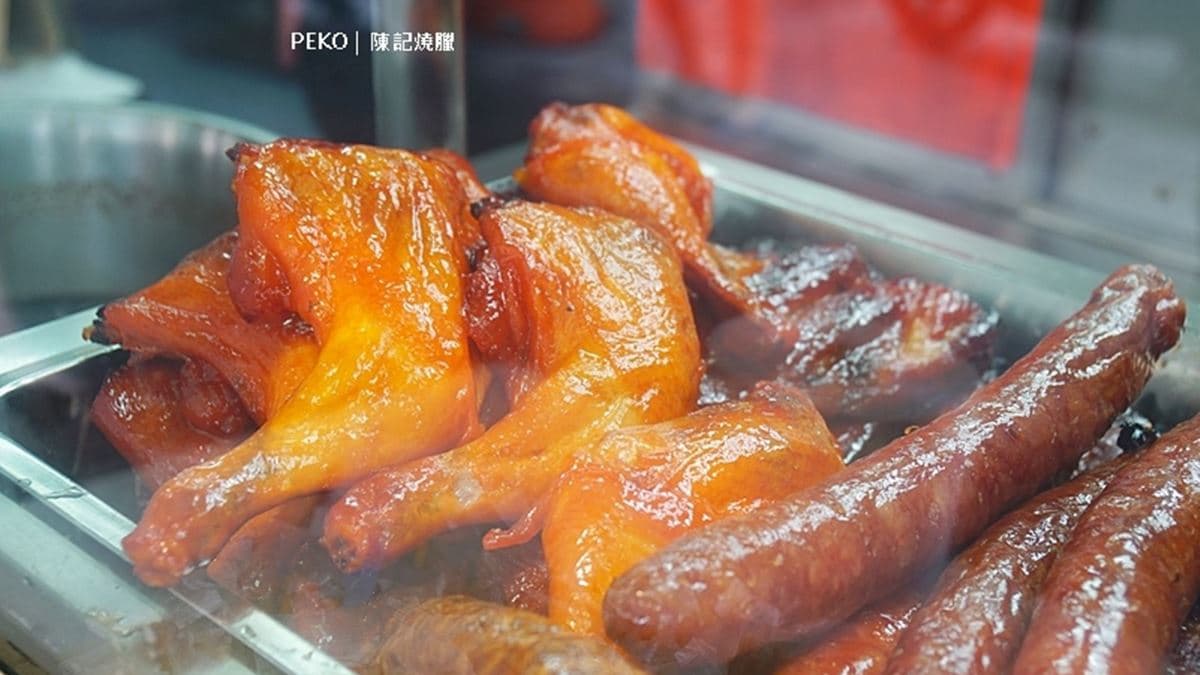櫥窗內的燒臘和烤鴨油油亮亮，閃閃動人。（圖片來源：PEKOのSimple Life）