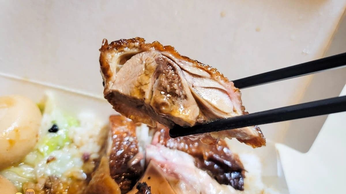 油雞肉質也相當嫩。（圖片來源：D&W黑白雙搭）