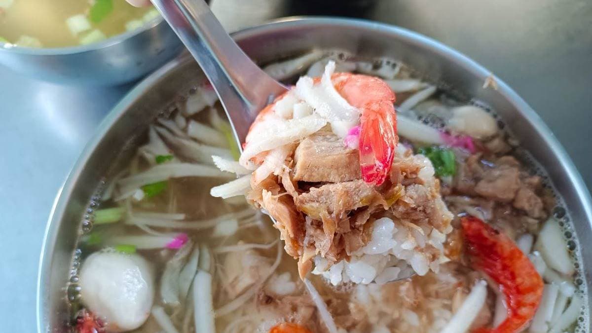 飯湯有鮮蝦、魚肉、魚丸、蝦米、鮮蚵、筍絲、蘿蔔等滿滿的料。（圖片來源：Nancy將的生活筆計本）