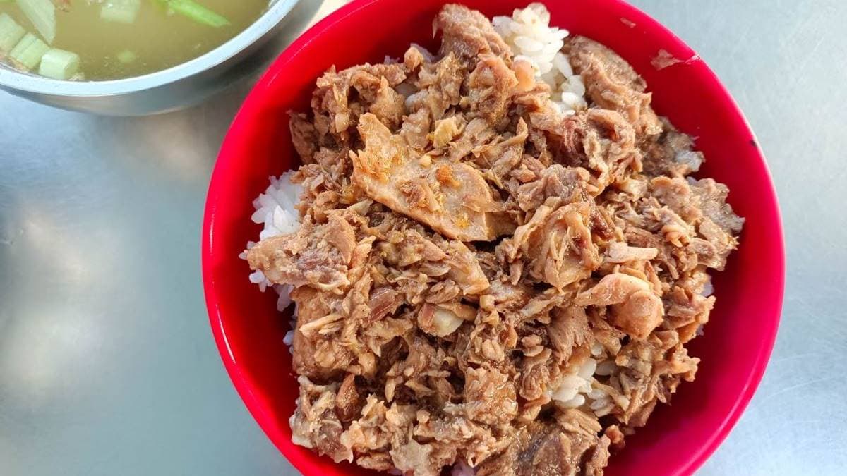 這碗「魚仔飯」也就是鮪魚版的肉燥飯，也是東港的特有美食。（圖片來源：Nancy將的生活筆計本）