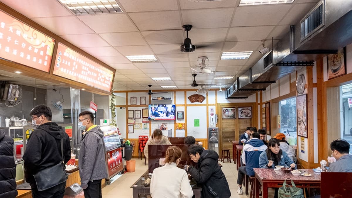 店內用餐時間內用及外帶人潮都很多，生意相當好。（圖片來源：桃桃's旅人手札）