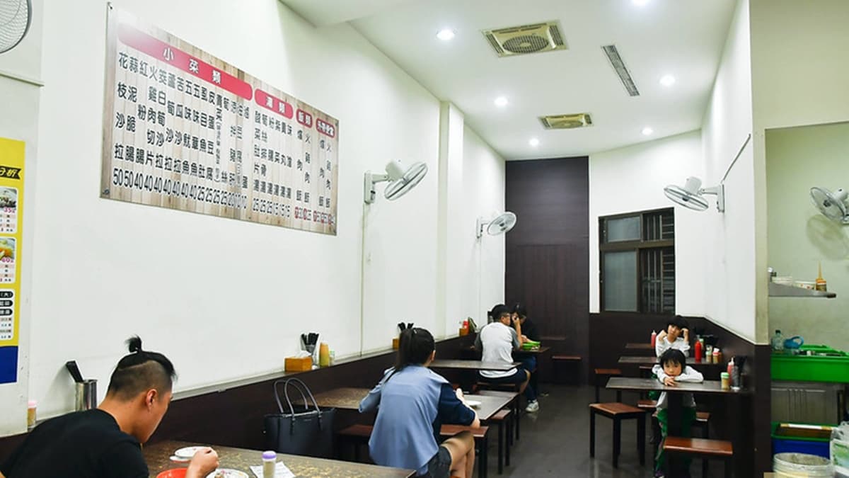 桌與桌之間的距離滿寬的，坐起來不會有擁擠感。（圖片來源：阿MON世界趴趴走）