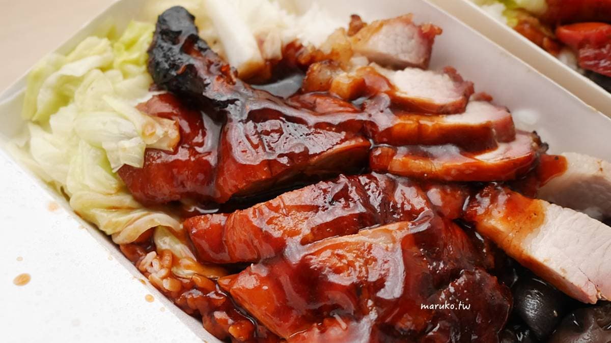 店家的一大特色就是便當上滿滿的燒臘淋醬。（圖片來源：Maruko與美食有個約會）