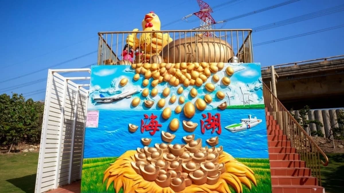 超吸睛的金雞母洗手間，上頭的金雞瘋狂下蛋，超招財的畫面啊！（圖片來源：愛伯特吃喝玩樂全記錄）