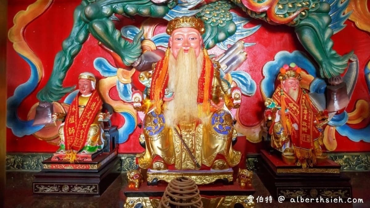 海福宮廟內供奉的神明是土地公。（圖片來源：愛伯特吃喝玩樂全記錄）