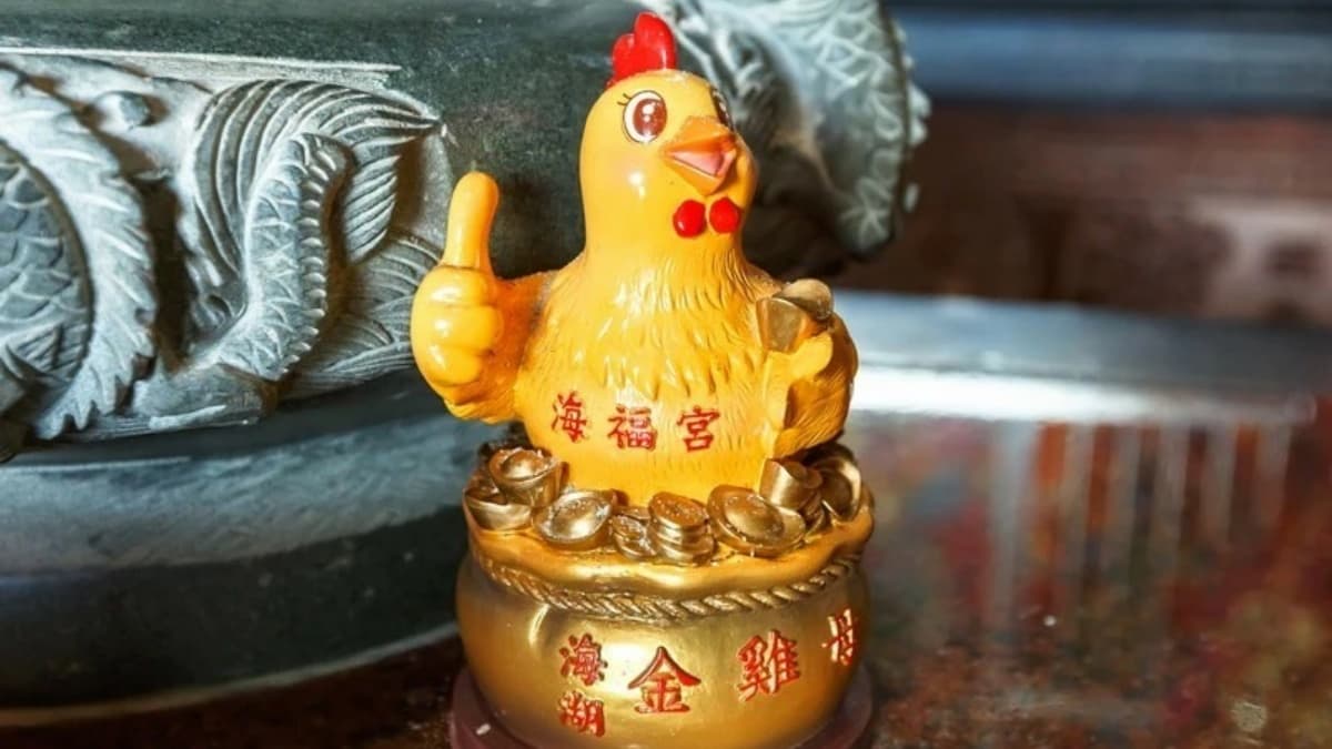 超萌的Q版金雞母，只要連續擲得３個聖筊就可以將金雞母帶回家。（圖片來源：愛伯特吃喝玩樂全記錄）