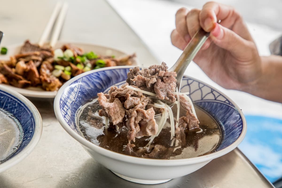 跟著媽祖吃北港!朝天宮14家老店美食推薦,伴手禮必買130年花生酥 雲林北港美食2|輝煌牛肉湯:免費續湯喝到飽