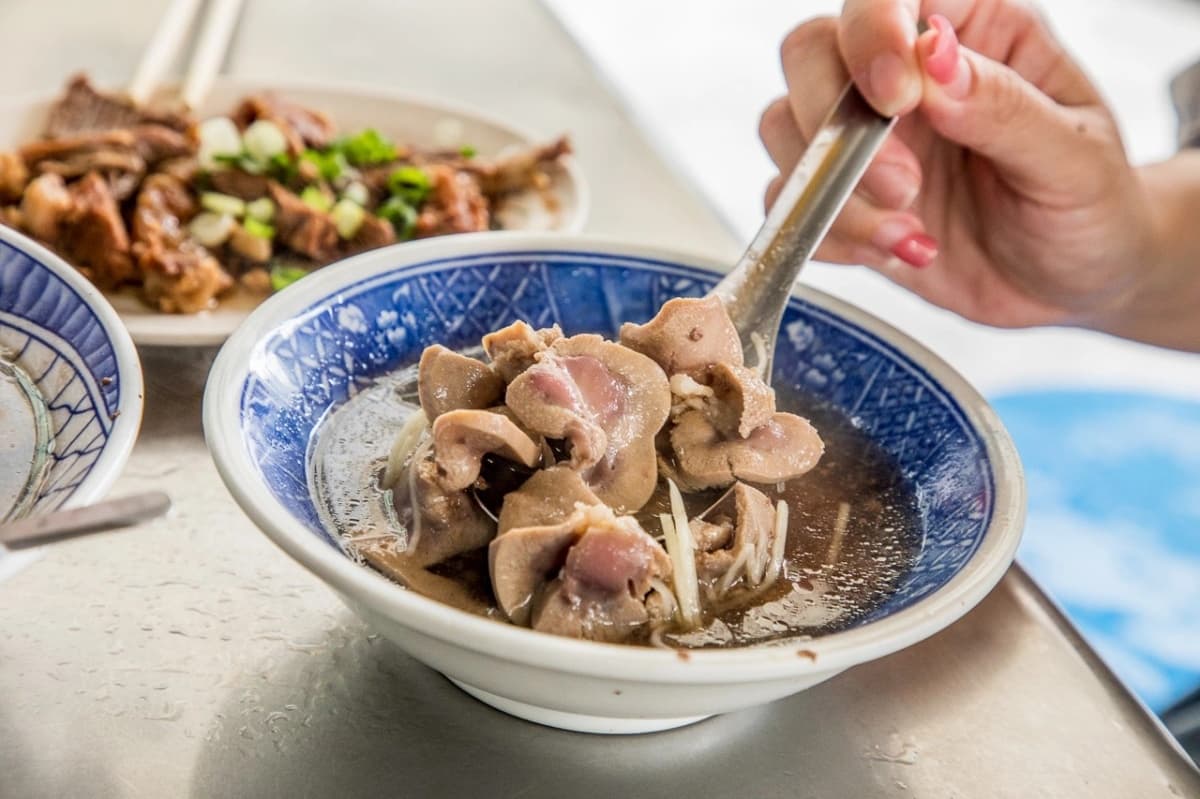 跟著媽祖吃北港!朝天宮14家老店美食推薦,伴手禮必買130年花生酥 雲林北港美食2|輝煌牛肉湯:免費續湯喝到飽
