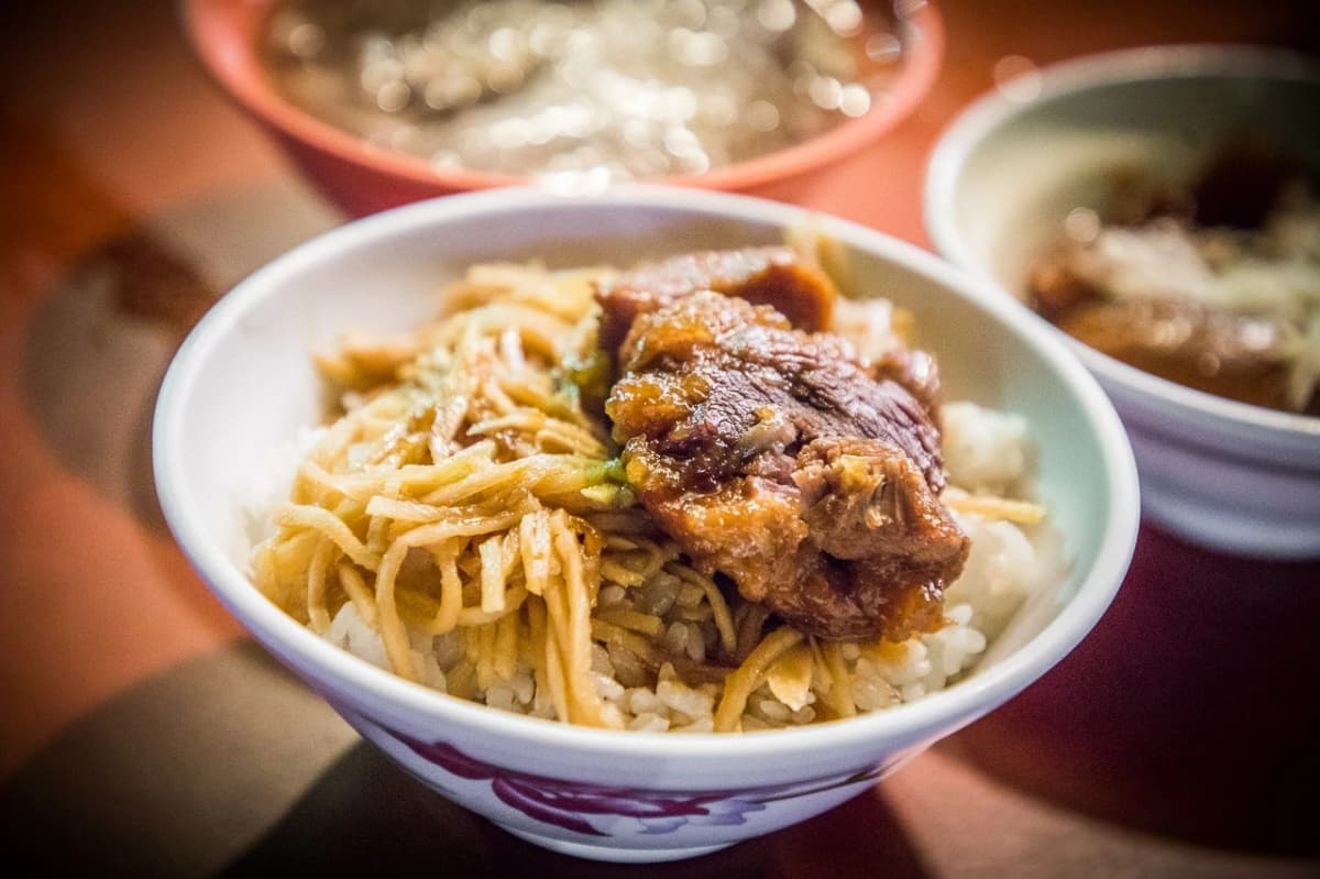 跟著媽祖吃北港!朝天宮14家老店美食推薦,伴手禮必買130年花生酥 雲林北港美食4|北港阿敏蟳羹小排飯:在地70年老字號