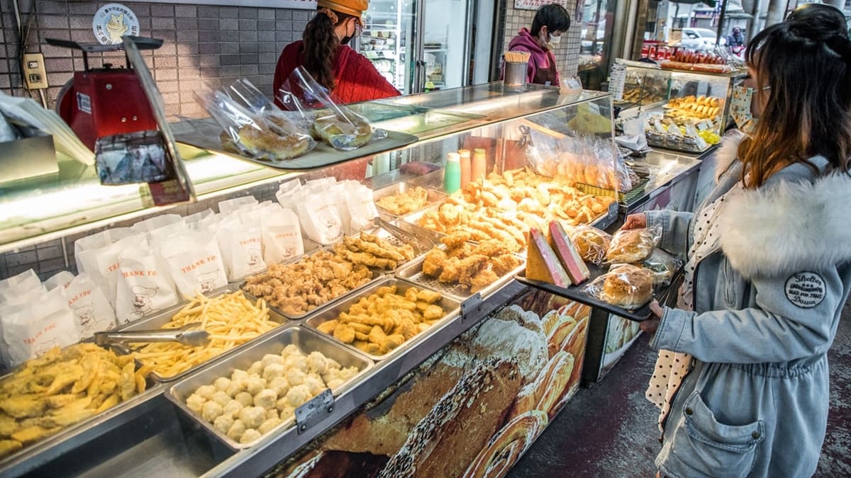 店裡還有販售炸物，不僅品項很多，價位也不貴。（圖片來源：大手牽小手。玩樂趣）