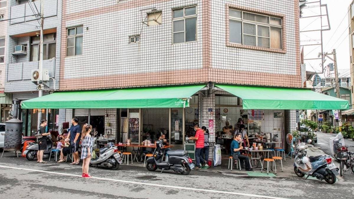 「輝煌牛肉湯」位於雲林北港朝天宮附近，不管平日假日生意都超好。（圖片來源：大手牽小手。玩樂趣）