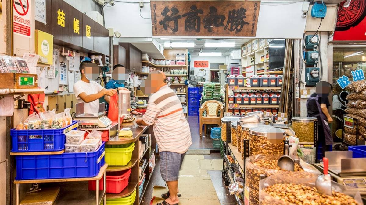 除了花生外也有賣麻油、蠶豆、白麵線等雲林在地名產可買。（圖片來源：大手牽小手。玩樂趣）