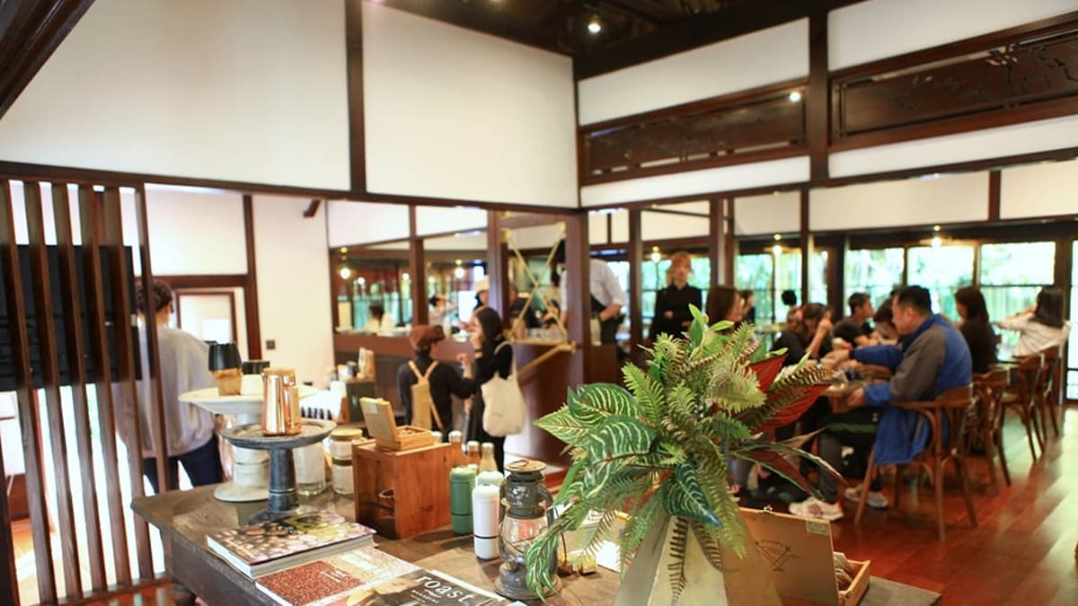 店內空間設計採日式木質裝潢。（圖片來源：可大王愛旅行）