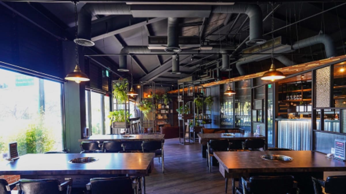店內裝潢走工業風，有大量的木質、植栽、鐵件等設計元素。（圖片來源：剎有其食）