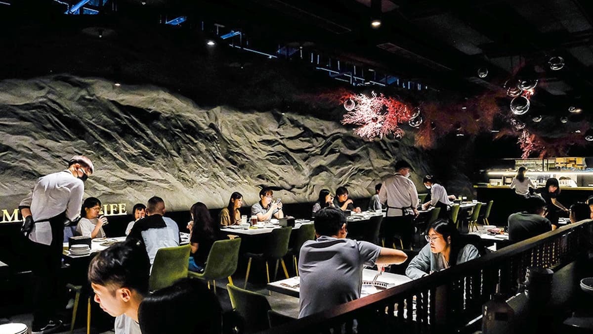 店內這一整片融入洞穴風貌的裝潢，加上光線都是黑黑暗暗的，顯得格外有氣氛。（圖片來源：霸子。食樂拼圖）