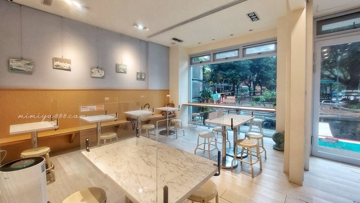 店裡多用白色系與淺木色裝潢，小清新風格很受年輕人喜愛。（圖片來源：下一站，天涯）