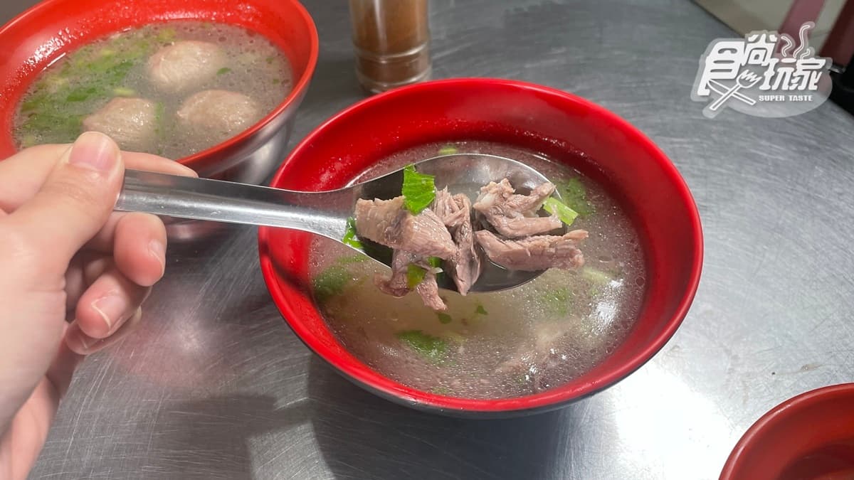 「骨仔肉湯」選用豬頭肉，肉質軟嫩中帶有嚼勁。