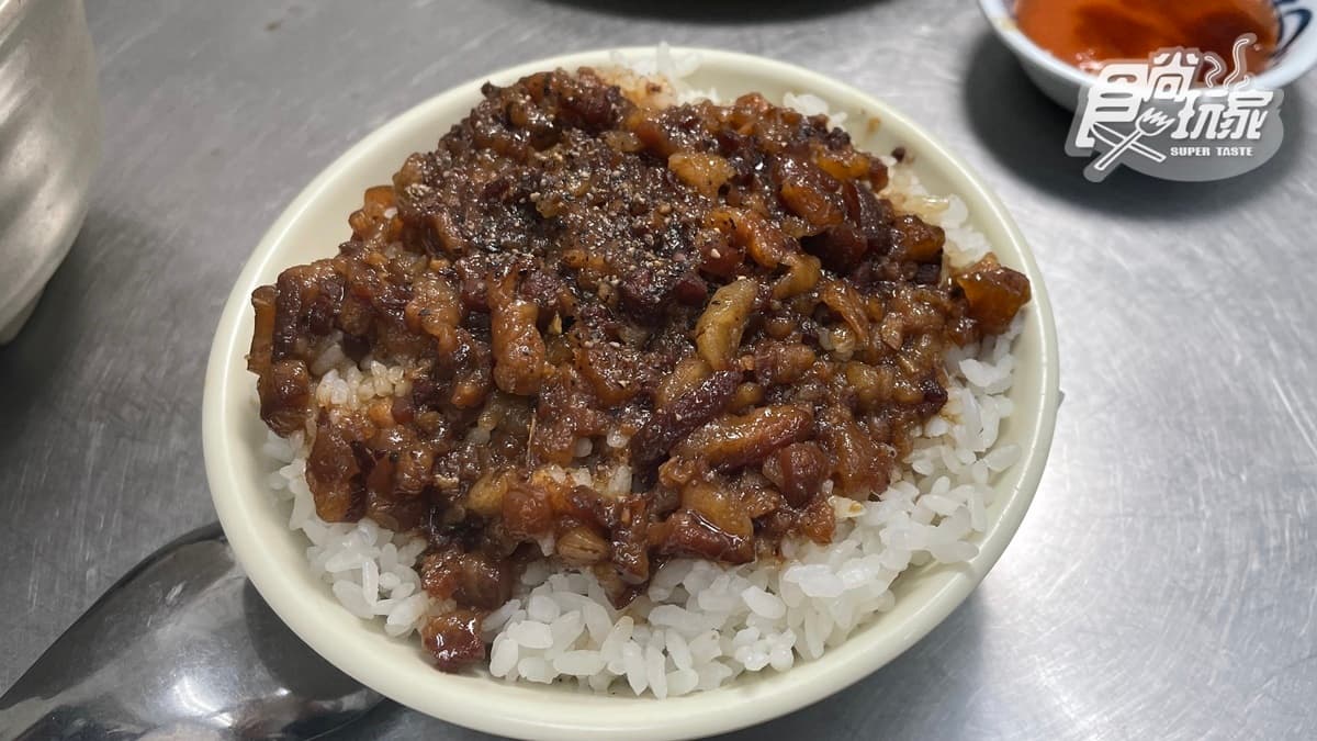 滷肉飯上撒滿黑胡椒粒提味，吃起來香氣十足。