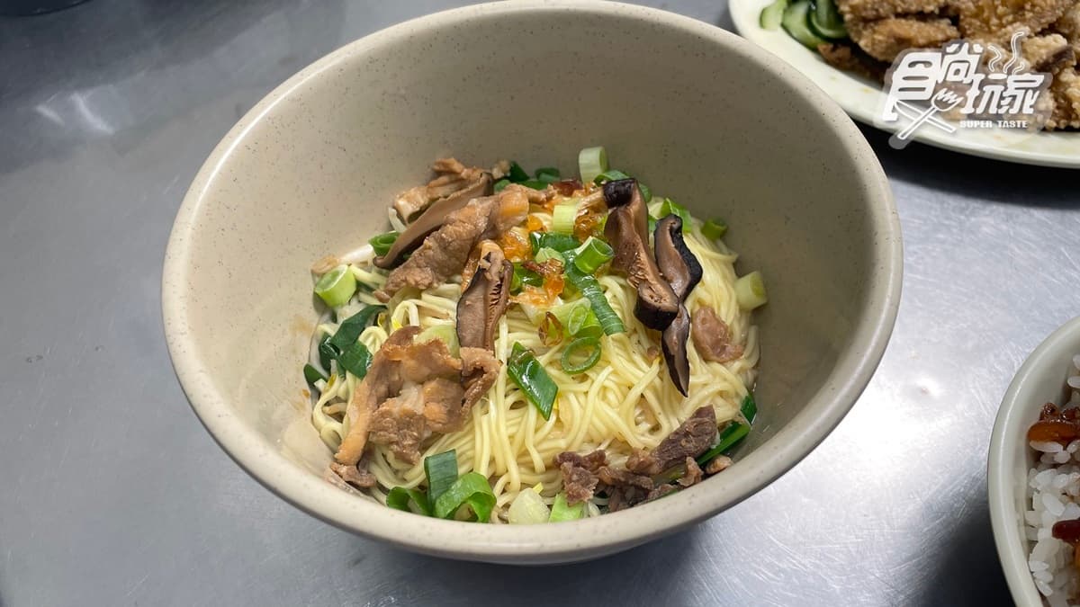「香菇乾意麵」麵條軟硬度剛好，與特調醬汁很搭。