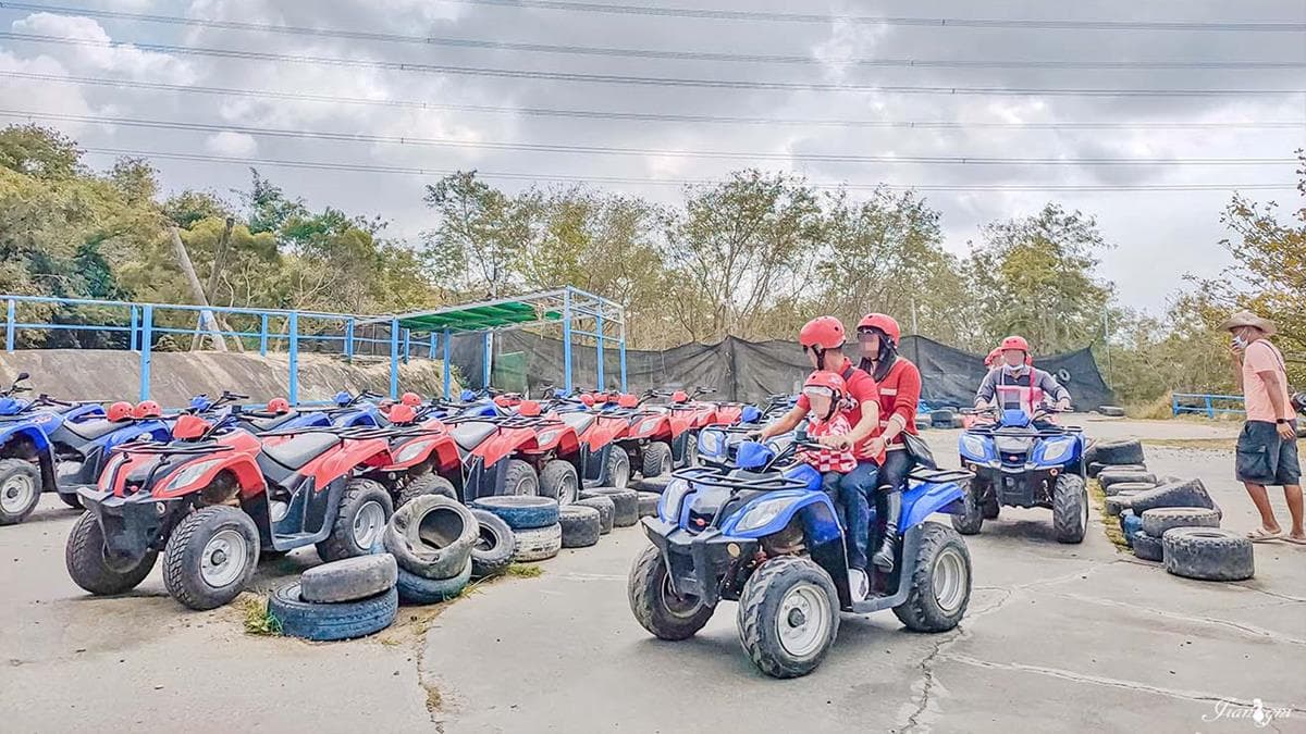 報到完會先做沙灘車騎乘教學，沒問題就可以出發了。（圖片來源：蔣妮の冰斗人生）