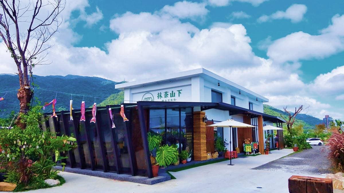 「抹茶山下」位在宜蘭礁溪鄉，外觀造型很特殊，是獨棟的透明玻璃屋。（圖片提供：混血珊莎的奇幻旅程）