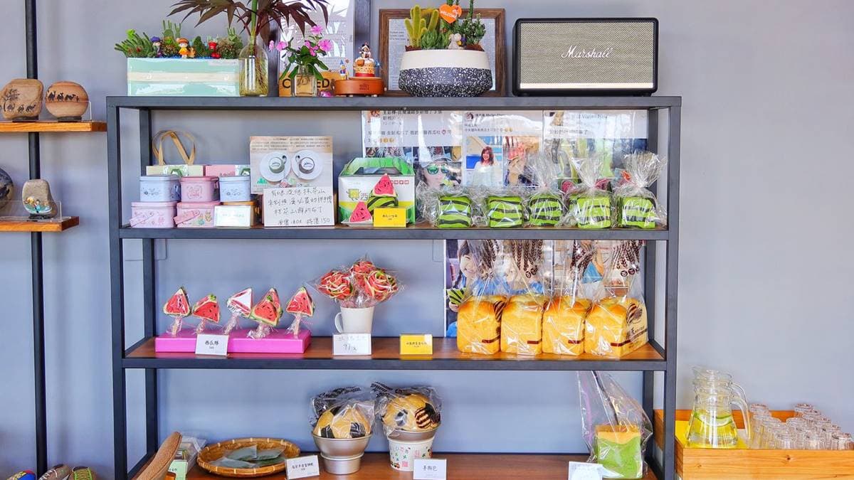 店家是從烘焙坊轉型的複合式咖啡廳，店內有販售西瓜吐司等麵包、甜點。（圖片提供：混血珊莎的奇幻旅程）