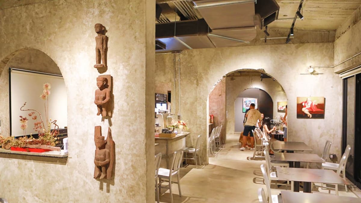 用餐空間為半開放式，左手邊為吧檯、廚房區，右邊則是座位區。（圖片來源：洛基小聿媽）