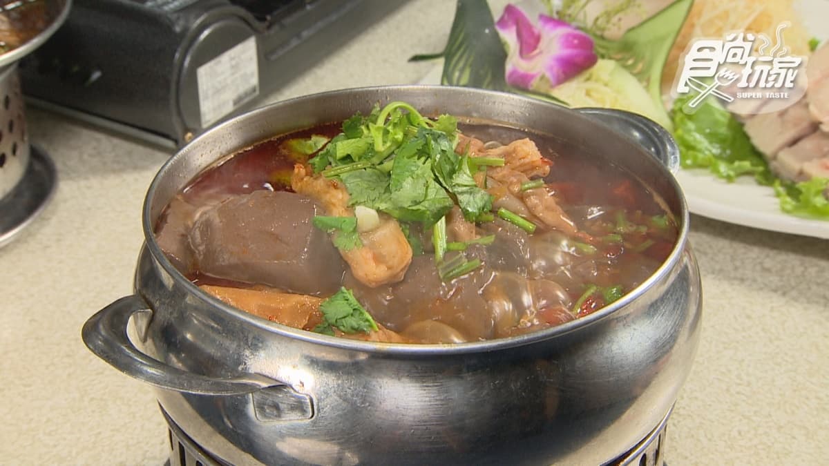 「麻辣三寶」裡頭有鴨血、豆腐、大腸，香辣入味很下飯。