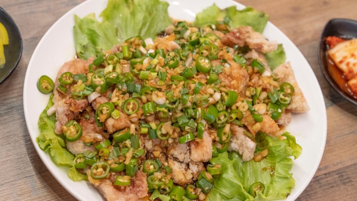 「油淋雞」也超有分量，上頭有滿滿的糯米椒！辣味口感層次豐富。（圖片來源：算命的說我很愛吃）