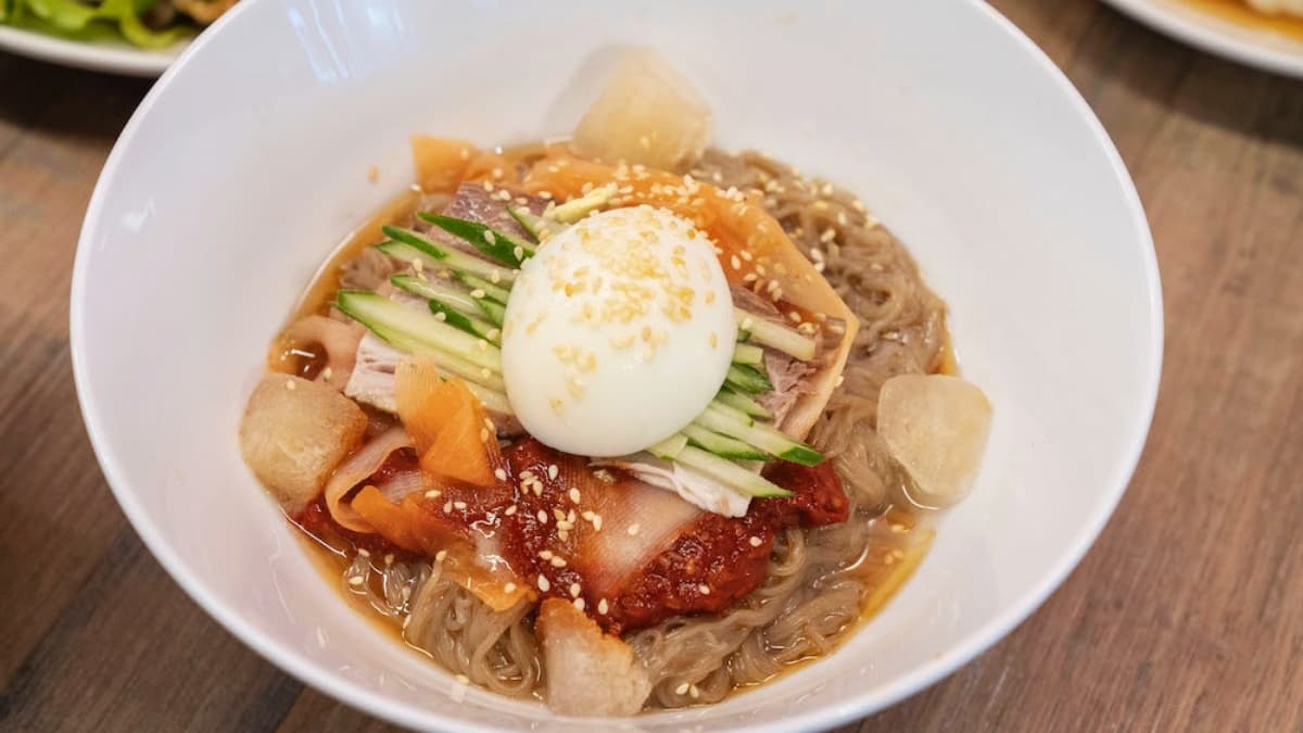 喜歡吃辣的必點這道「韓式冷拌麵」，麻辣感十足。（圖片來源：算命的說我很愛吃）