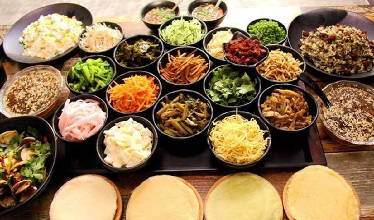 近看激似「台灣潤餅」！在地人推薦必吃「神祕美食」，可包餡料達30種任你挑
