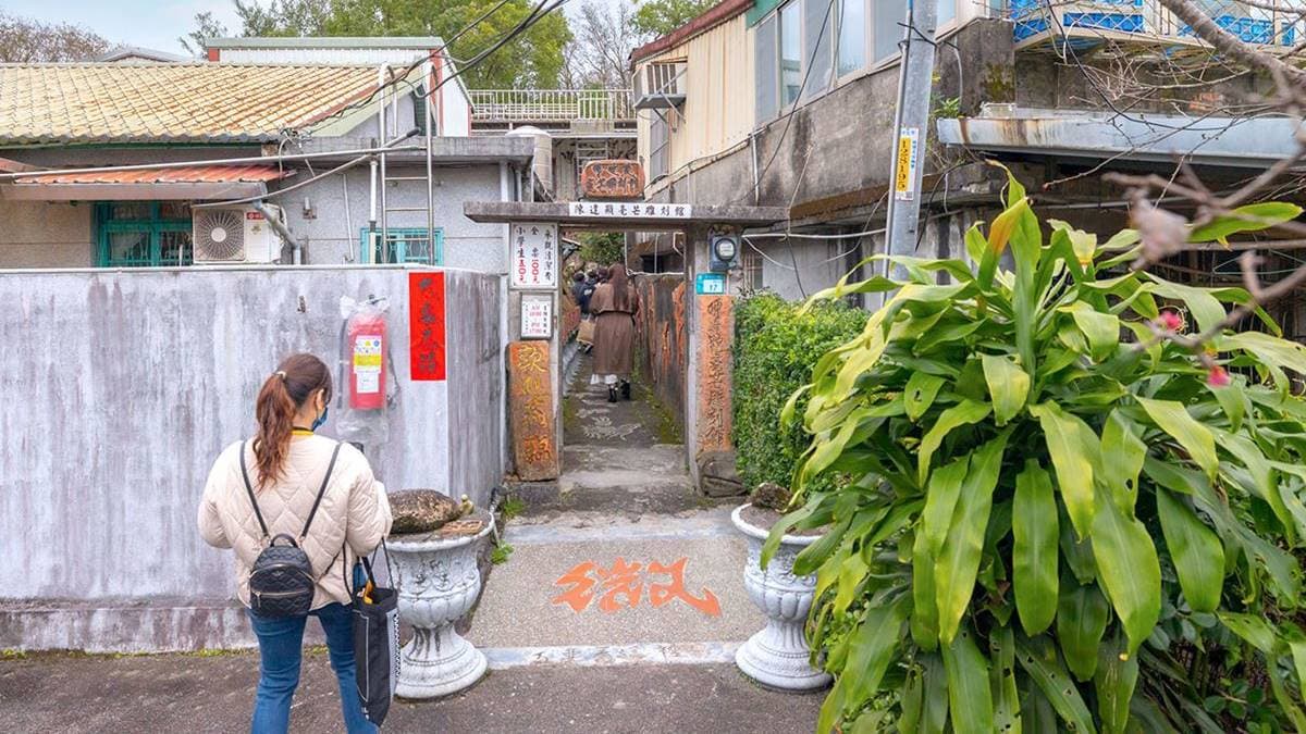 「陳逢顯毫芒雕刻館」鄰近安坑輕軌K6安康站。（圖片來源：愛玩女王）  