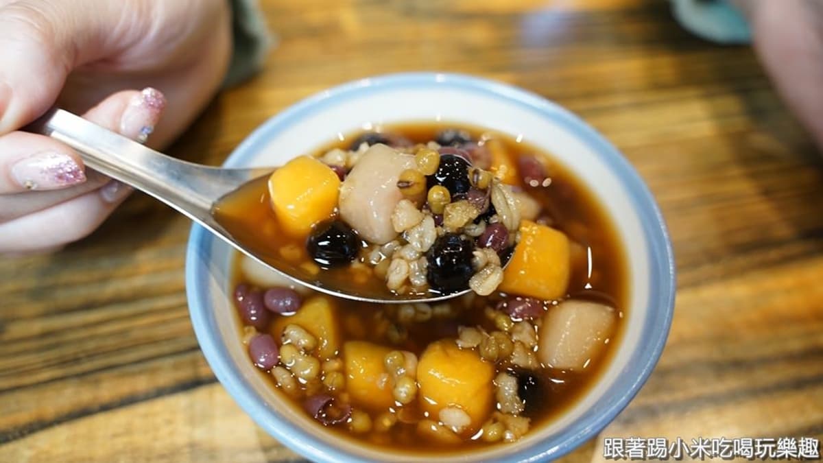 「薑汁芋圓蕃薯圓」微辣又帶甜味的湯頭剛剛好，喝起來不會很甜膩。（圖片來源：跟著踢小米吃喝玩樂趣）