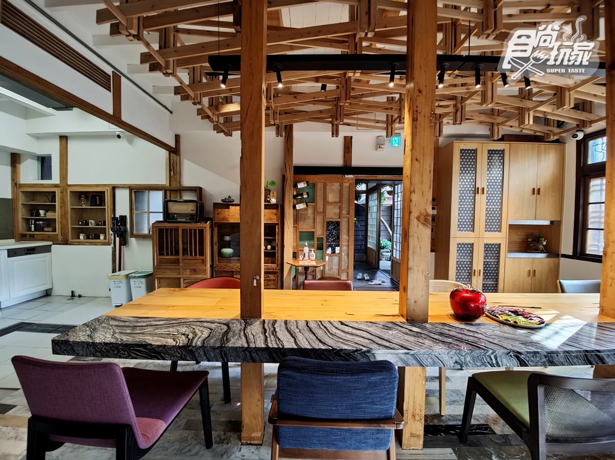 客廳擺放木質長桌，讓房客有聚餐的氛圍。