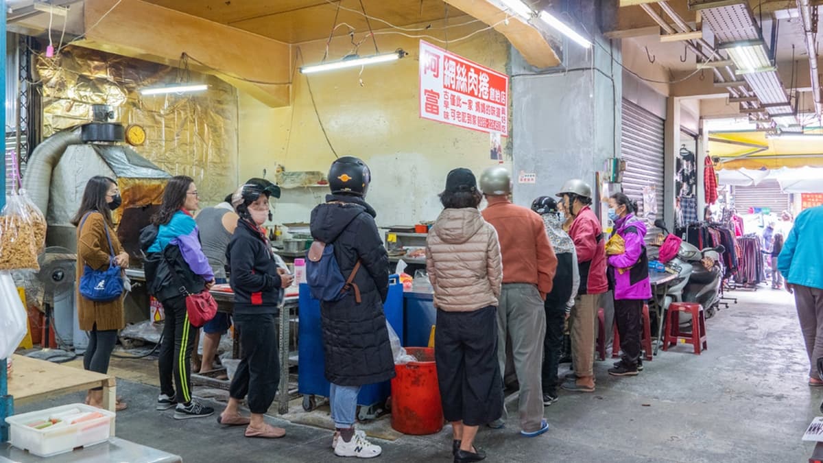 「阿富網絲肉捲」位在嘉義東市場內，不管平日、假日都有滿滿排隊人潮。（圖片來源：那倆人✈玩樂人生)