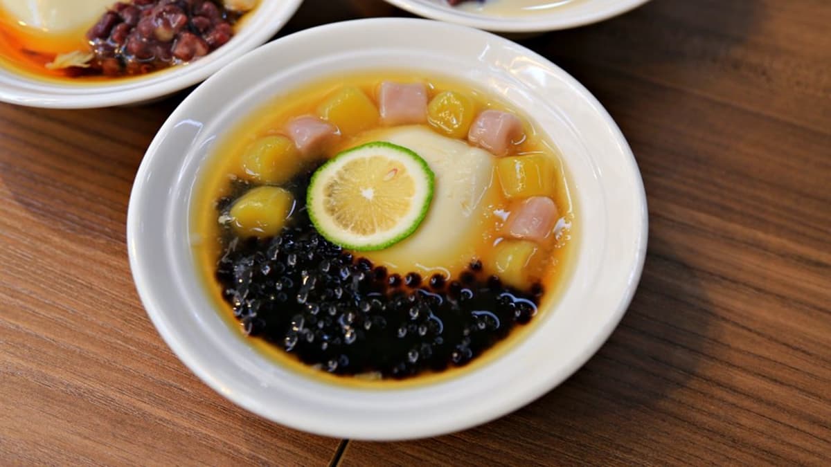 「檸檬焦糖豆花」選自屏東檸檬原汁搭配糖水，酸甜清爽又消暑。（圖片來源：豬飛小姐的彩色生活）
