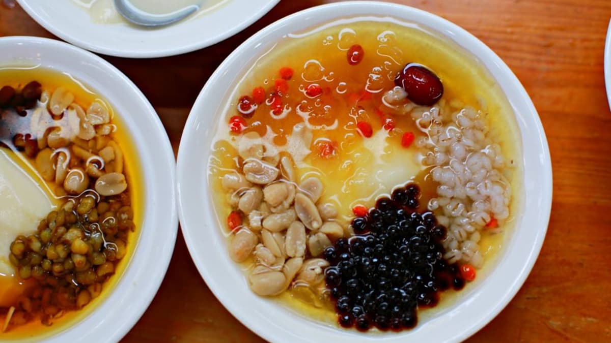 「焦糖水豆花」層次豐富，料多到滿出來。（圖片來源：豬飛小姐的彩色生活）