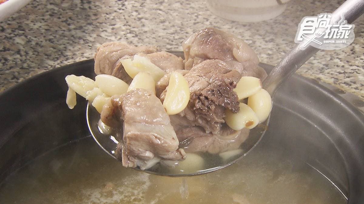 蒜頭控嗨翻!老店「炭燒蒜頭雞」爆量給料不手軟,必沾胡椒鹽+雞油秒變神醬