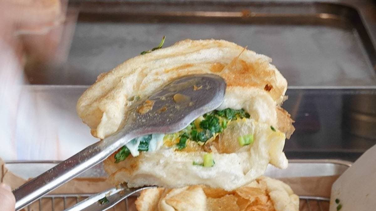 蔥餅有加蛋、蔥及九層塔，每一口都能吃到滿滿青蔥！（圖片來源：跟著尼力吃喝玩樂）