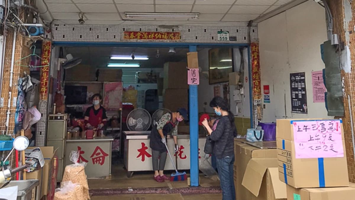 高雄老字號「木侖花生糖」已經熱賣好幾十年，連很多在地人都會來排隊。（圖片來源：跟著尼力吃喝玩樂）
