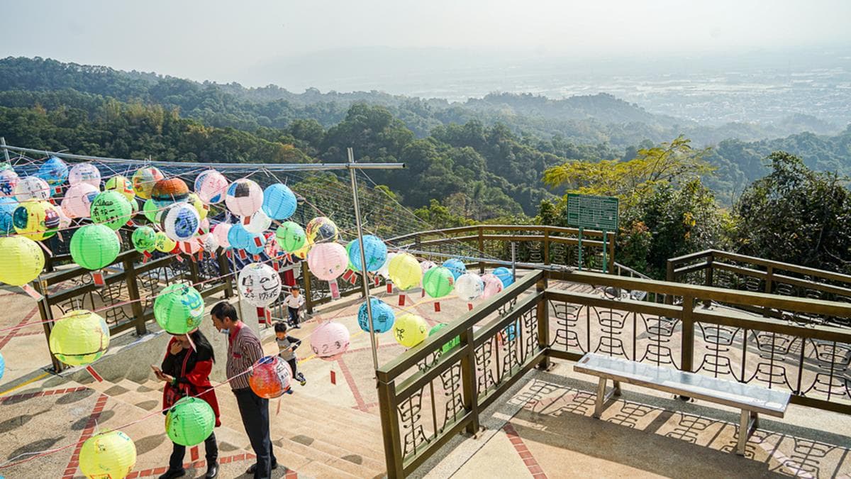 周圍擁有大片茶園，可眺望西部平原及高山美景。（圖片來源：螞蟻幫的櫥櫃）