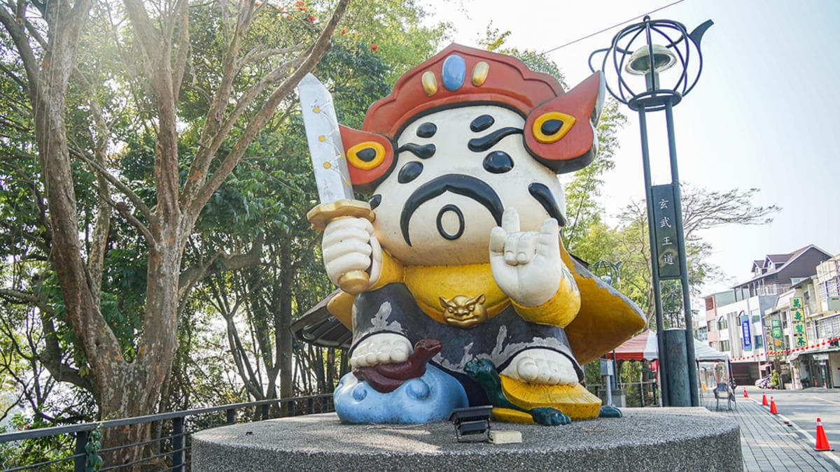 步道上方還有帝爺公Q版公仔。（圖片來源：螞蟻幫的櫥櫃）