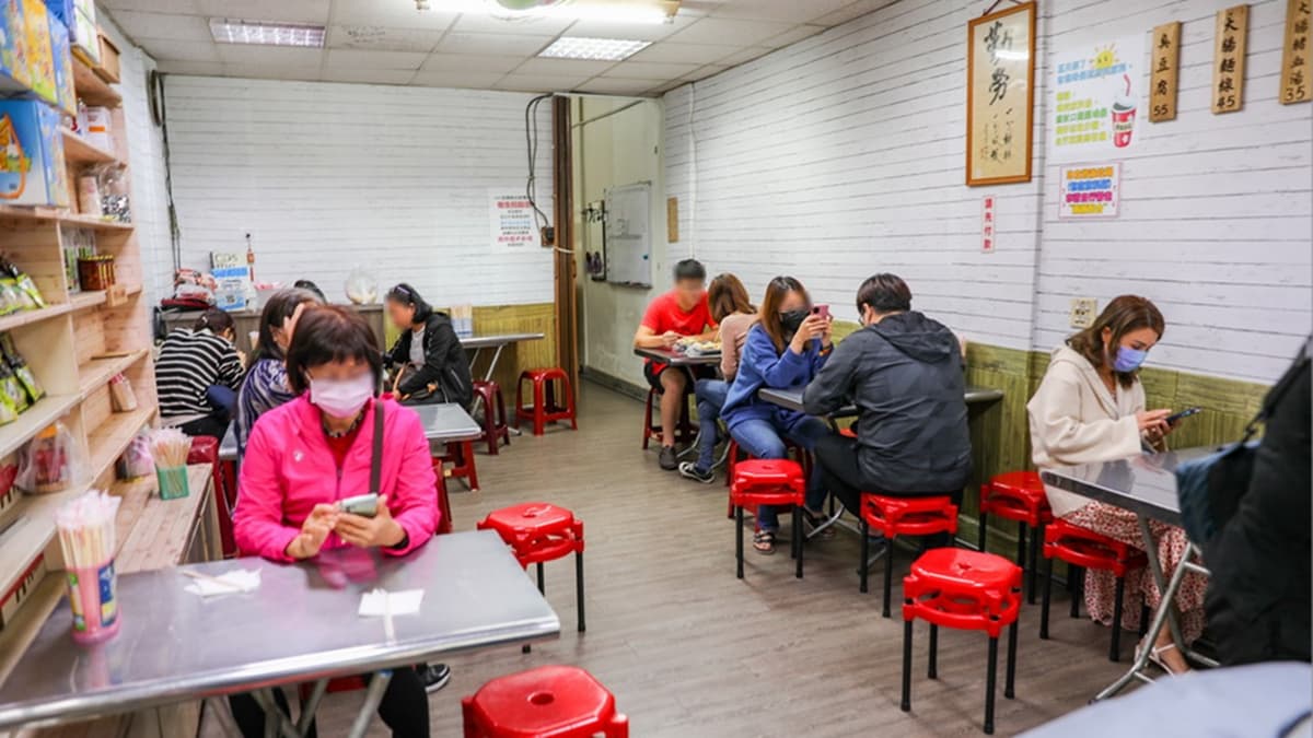 儘管是平日的午後，仍可以看見裡外都是人潮，人氣可見一斑。（圖片來源：13's幸福食光）