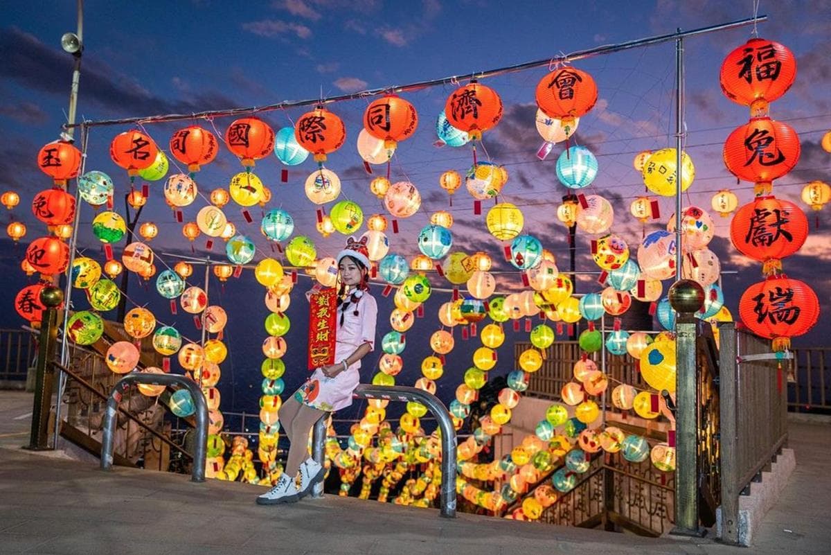 只剩４天快衝！南投「百年古廟」也有上百顆彩繪燈籠海，搭配高山美景超浪漫