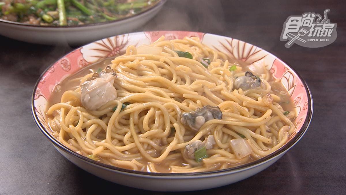 「蚵仔炒麵」吸飽湯汁，充滿海鮮鮮味。