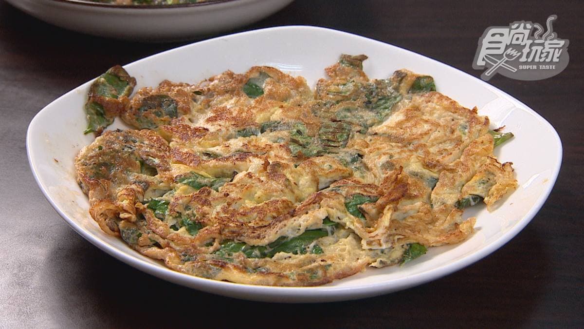 「九層塔蛋」外皮煎得焦香酥脆。
